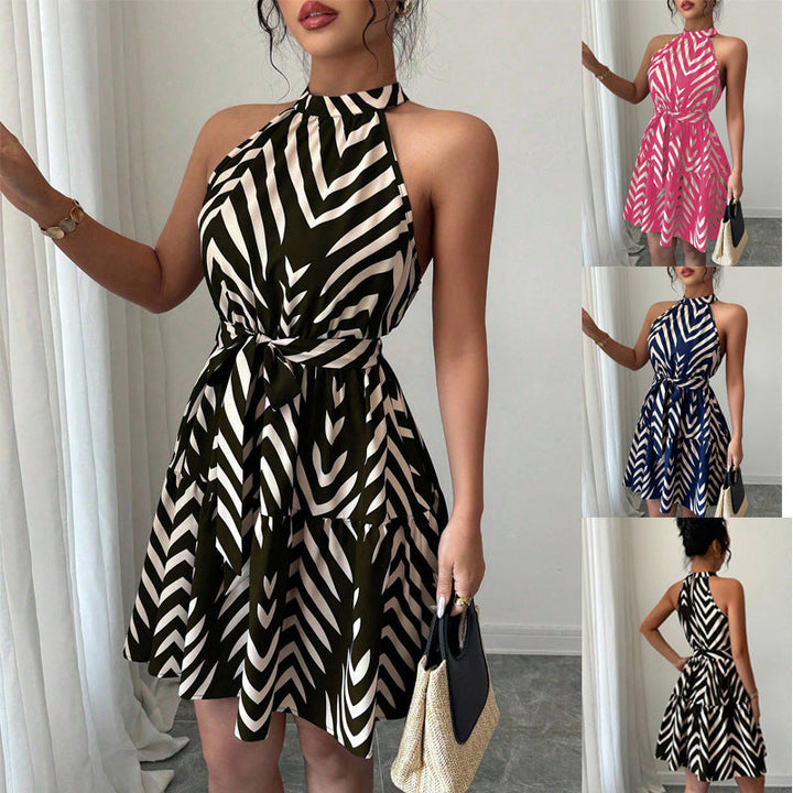 Elegantes Damen Neckholder-Sommerkleid mit Taillengürtel & gestuftem Rock. Ärmelloses Urlaubskleid mit Grafik-Print.