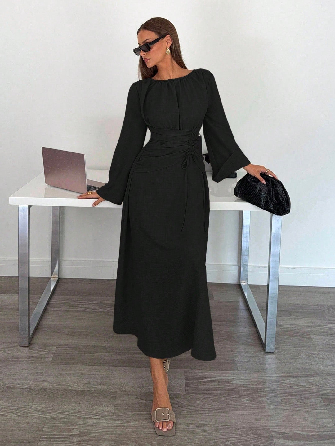 Langarm Damen Maxikleid, elegant mit Taillenschnürung und weitem Rock. Stilvolles Freizeitkleid.