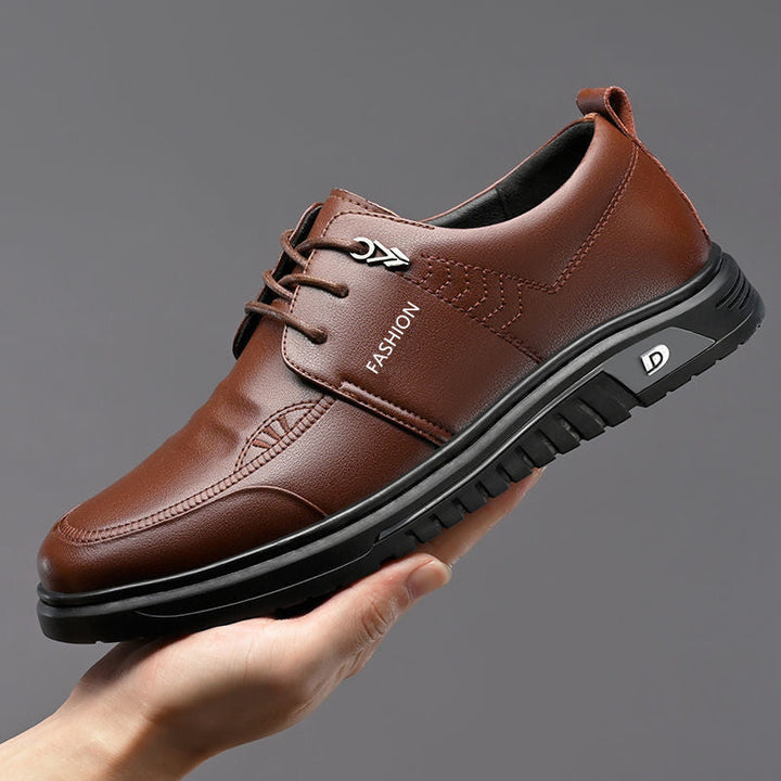 Bequeme Herren Business Schnürschuhe mit rutschfester Sohle für sicheren Halt im Büroalltag.