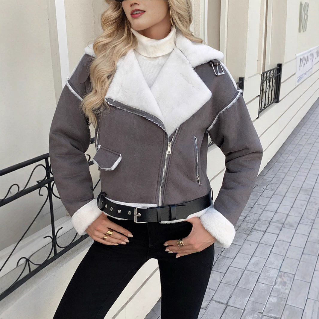 Warme Damen Winterjacke mit elegantem Kunstpelzkragen. Stilvolle Außenbekleidung für modische Frauen.