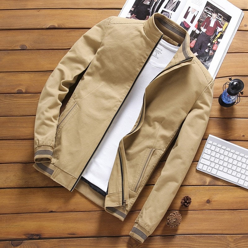 Dunkelblaue Herren Freizeitjacke. Bequeme Stehkragenjacke für vielseitige Casual-Kombinationen.