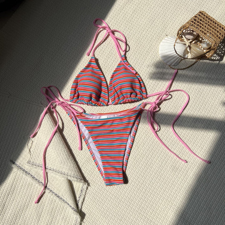 Trendy Damenbikini: Triangel-Form, Streifenmuster, für sommerliche Strandmode & Schwimmen.