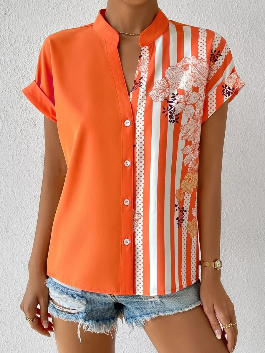 Seitliche Ansicht der Damen Printbluse mit Streifen-Blumenmuster und kurzem Arm, ideal für Sommer.