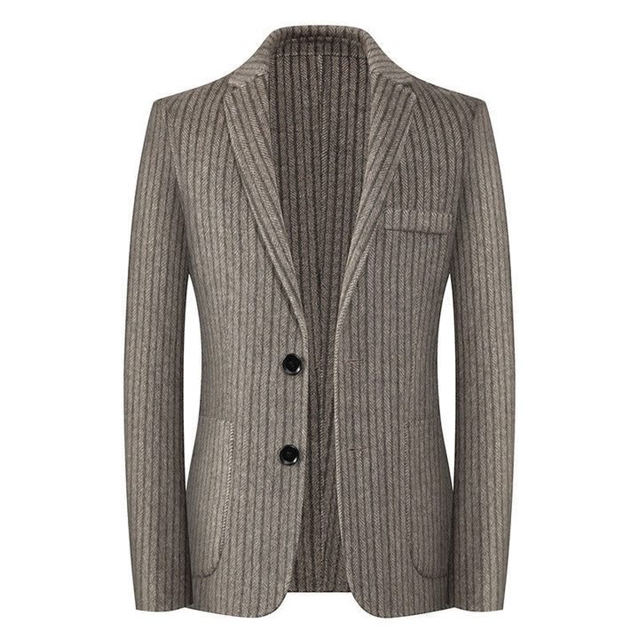 Detaillierter gestreifter Herrenblazer, modernes Slimfit Jackett. Vervollständigt elegante Business- und Freizeit-Looks für Herren.