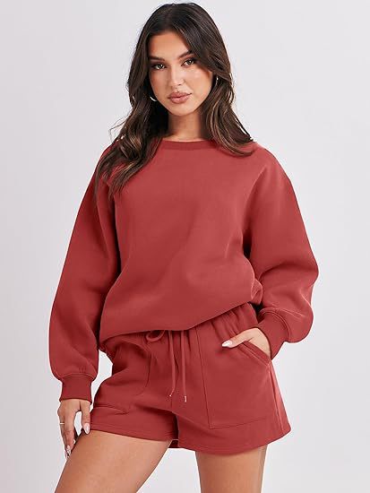 Freizeit-Set für Damen: Oversize Sweatshirt & High-Waist Shorts, perfekt für warme Sommertage.
