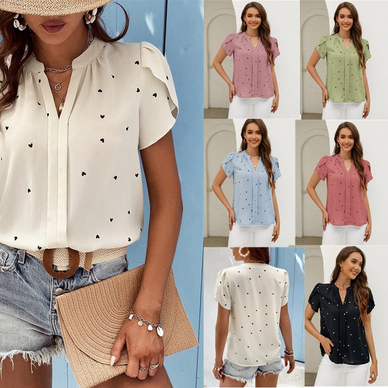 Elegante Damenbluse mit Herzchenprint, V-Ausschnitt und gerafften Kurzarmen. Perfekt für Sommer & Business Casual.