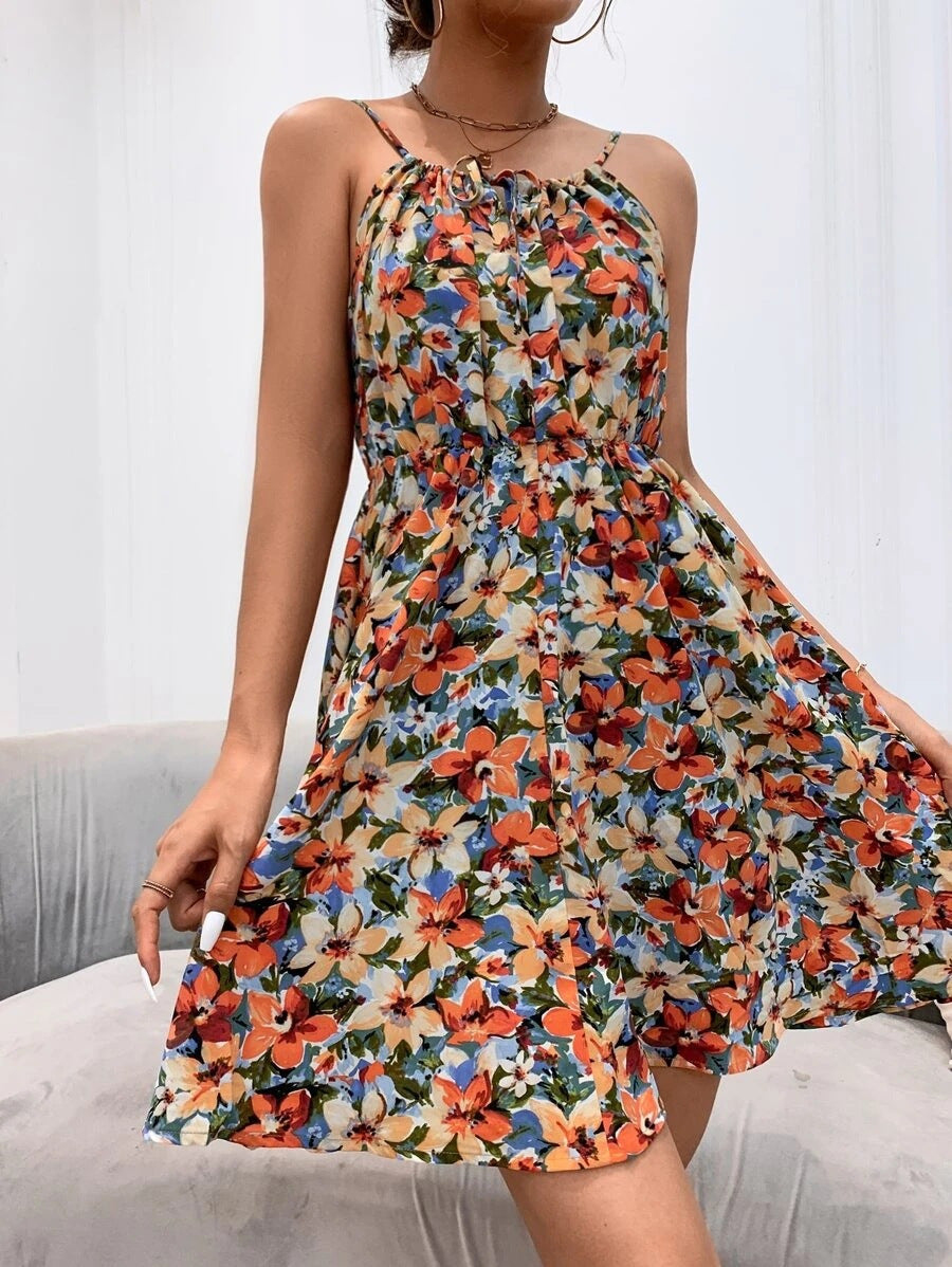 Damen Sommerkleid mit floralem Blumenmuster, A-Linie und dünnen Spaghettiträgern. Für Strand und Freizeit.