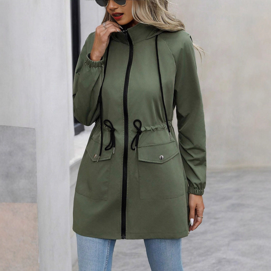 Elegante Damen Windjacke in Olivgrün mit Kapuze für Frühling/Herbst, stilvoll & windabweisend, leicht.
