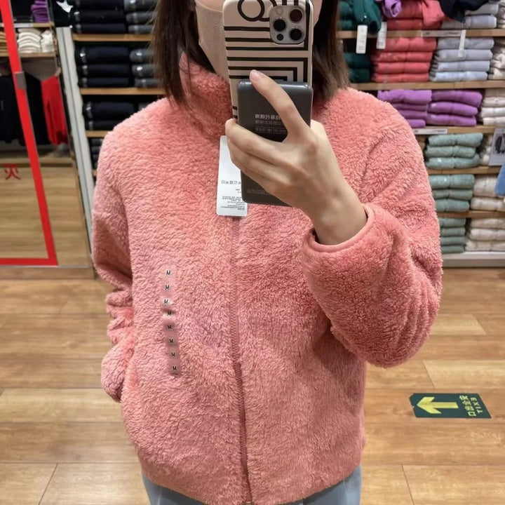 Bequeme Damen Freizeitjacke mit hohem Kragen und Reißverschluss; warm & kuschelig für den Alltag.