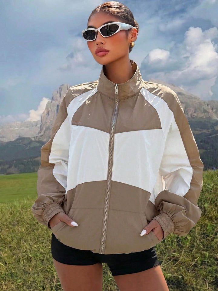 Sportliche Damen Freizeitjacke, leichter Windbreaker mit Stehkragen und trendigem Farbblock-Muster für Draußen.