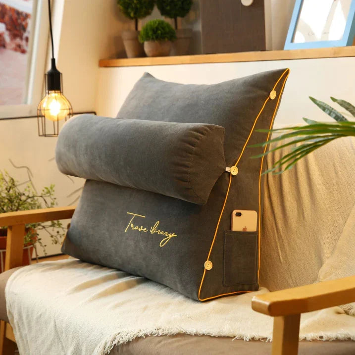 Weiches RelaxWedge Lesekissen mit hautfreundlichem Bezug, ideal für gemütliche Stunden und optimale Rückenunterstützung.