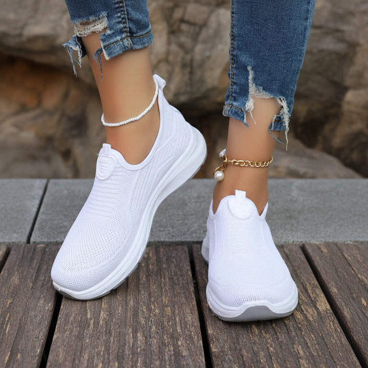 Weisse orthopädische Damen Sportschuhe. Bequem, atmungsaktiv und stützend für Alltag & Fussgesundheit.