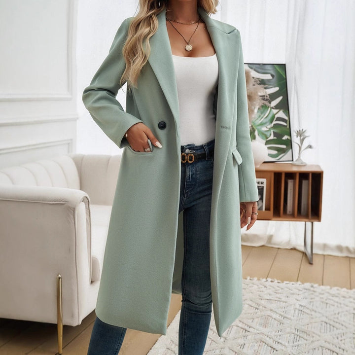 Eleganter Damen-Langmantel für stilvolle Herbst- und Winteroutfits. Zeitlos, feminin & komfortabel.