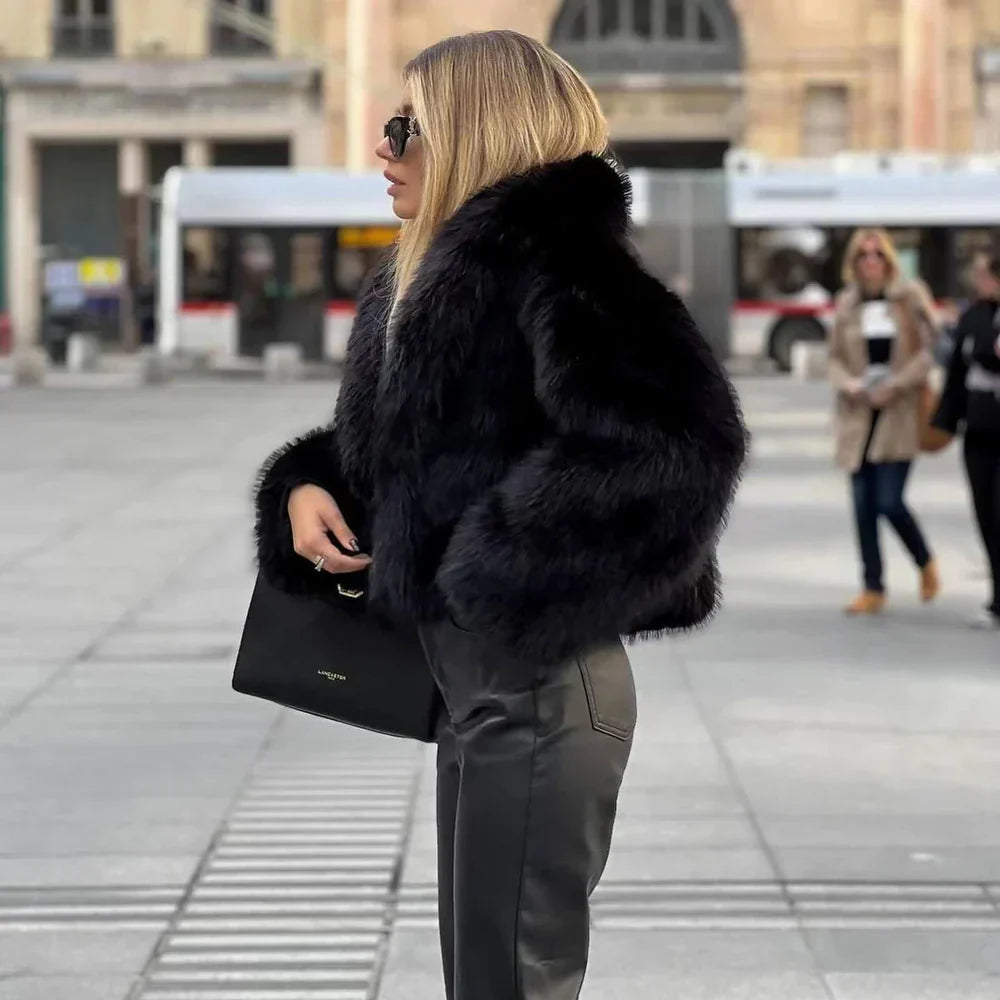 Bequeme Damen Alltagsjacke, warm & stylisch, mit Kapuze für Komfort im Winter.