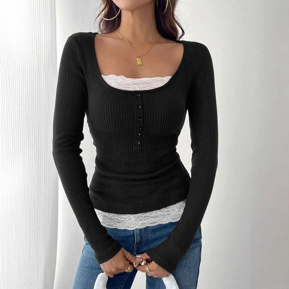 Feminin geschnittenes Basic Top für Frauen, mit stilvoller Knopfleiste und U-Ausschnitt.