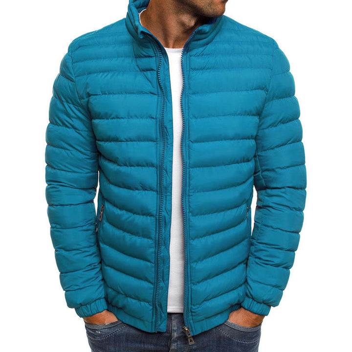 Detailaufnahme der feinen Steppung einer leichten Herrenjacke. Zeigt die hochwertige Textur & Verarbeitung.