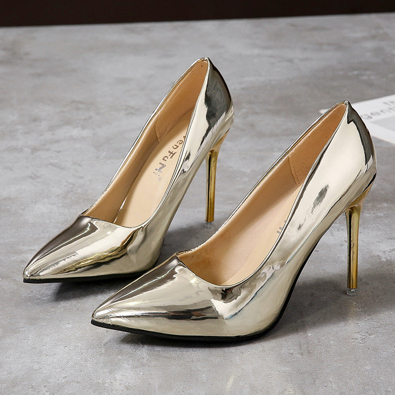 Silberne Stiletto Pumps für Damen, glänzende Lackoptik, hoher Absatz für Hochzeit & Events.