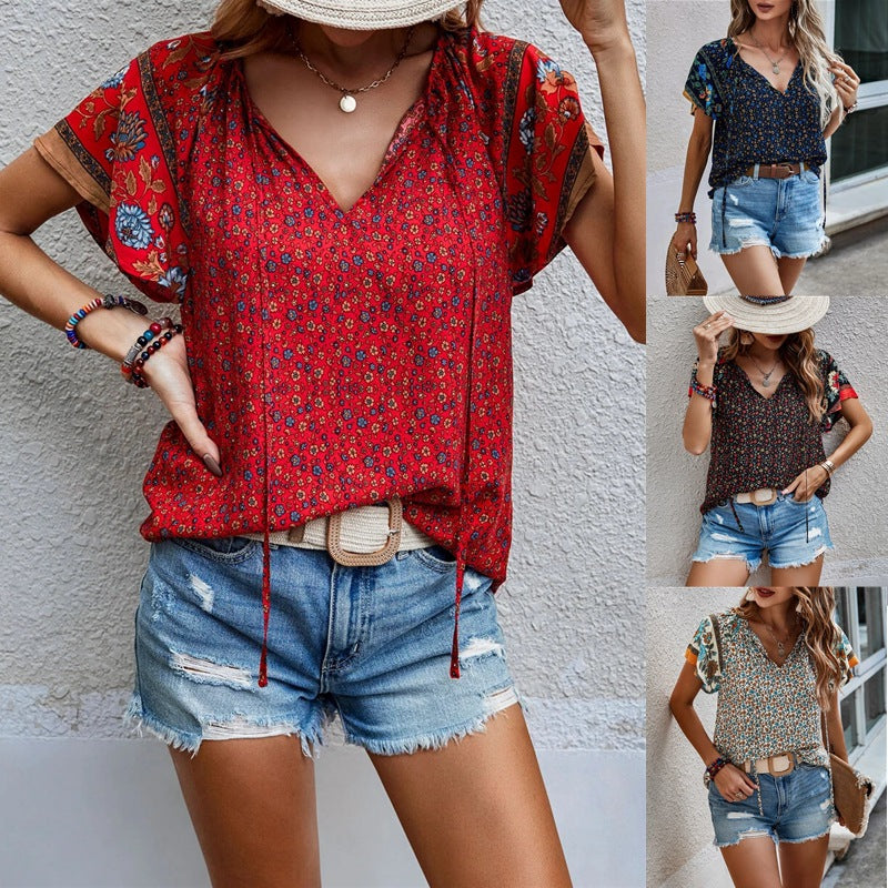 Leichte Damen Bluse mit V-Ausschnitt & floralem Muster, ideal für Frühling/Sommer.