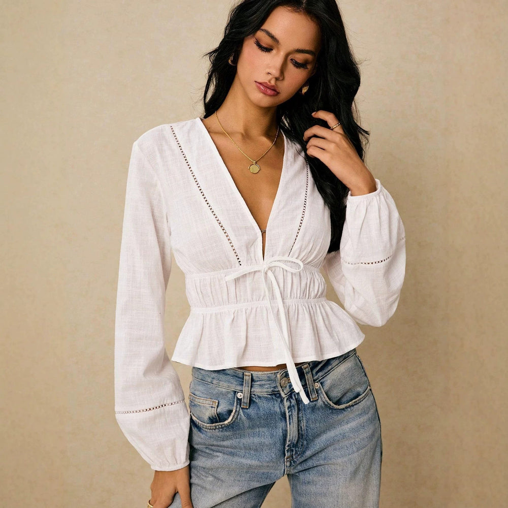 Feminine Damenbluse mit V-Ausschnitt, eleganten Volants und Taillenband. Ideal für sommerliche Outfits.