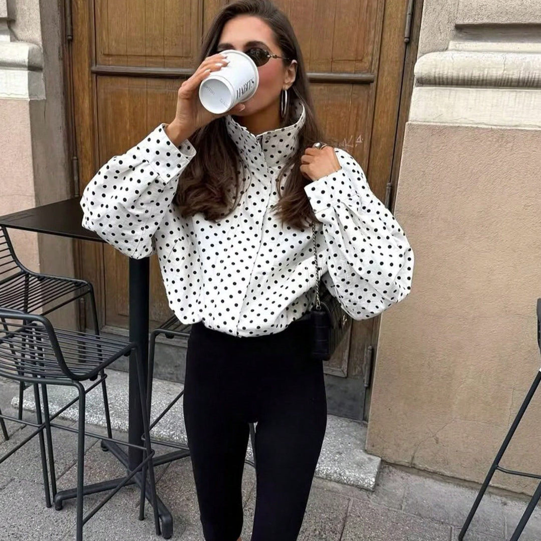 Zeitlose Polka-Dot Damenbluse mit Stehkragen und Ballonärmeln; perfekt für Business & Casual.