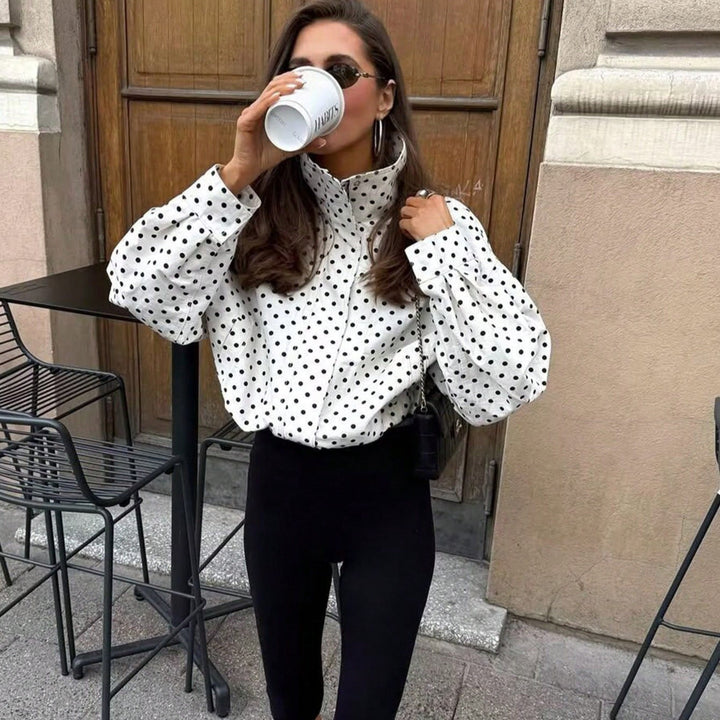 Zeitlose Polka-Dot Damenbluse mit Stehkragen und Ballonärmeln; perfekt für Business & Casual.