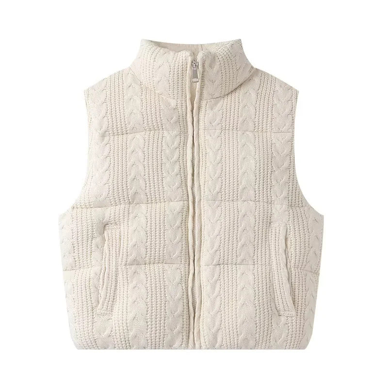 Damen Weste in Beige mit elegantem Zopfmuster, Stehkragen & Reißverschluss. Ideal für Herbst/Winter.