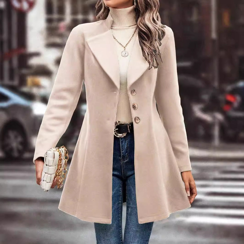 Rückenansicht moderner Damen-Mantel, eleganter Schnitt; vielseitige Frauenmode für jede Jahreszeit.