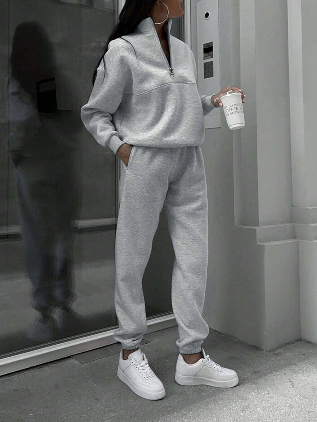 Vielseitiges Damen Oversize Set: Sweatshirt mit kurzem Reißverschluss, Stehkragen und bequeme Jogginghose. Loungewear.