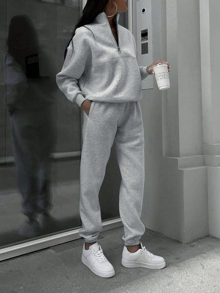 Vielseitiges Damen Oversize Set: Sweatshirt mit kurzem Reißverschluss, Stehkragen und bequeme Jogginghose. Loungewear.