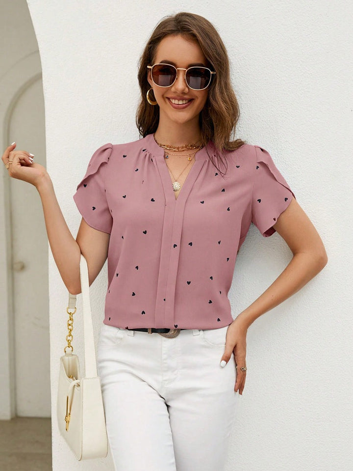 Vielseitige Damenbluse: Herzchenprint, V-Ausschnitt, Kurzarm. Passt zu Business Casual & Freizeit Outfits.