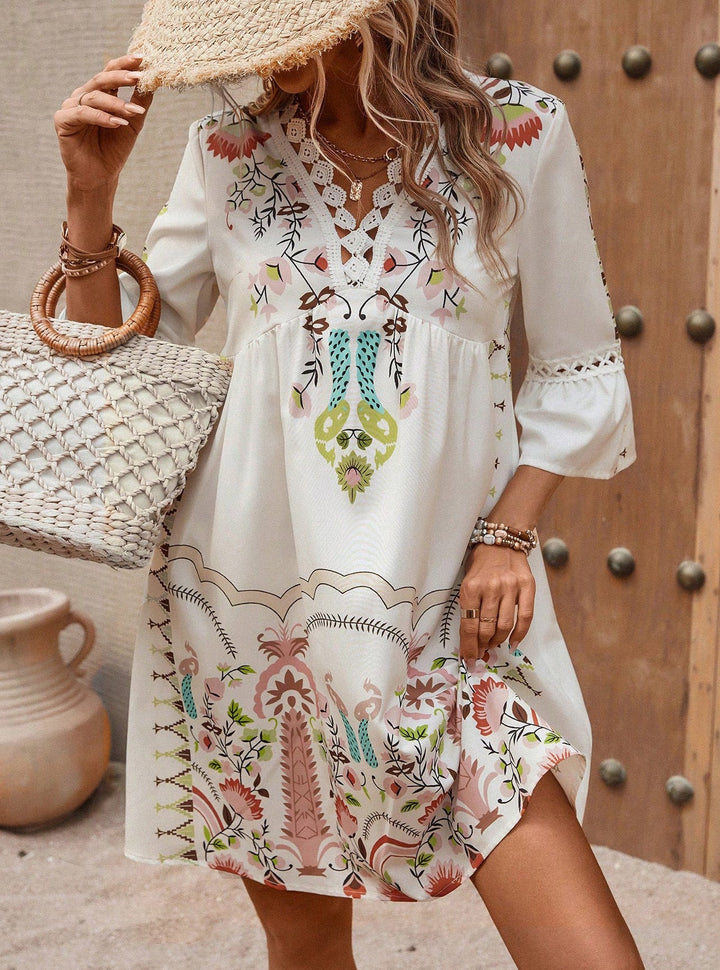 Detail der 3/4-Ärmel am lässigen Damen Boho-Sommerkleid mit V-Ausschnitt, Häkelspitze und feiner Stickerei.