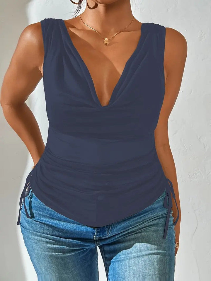 Ärmelloses Damen Top mit V-Ausschnitt und Raffung. Figurbetont, elegant und modern. Ideal für den Sommer.