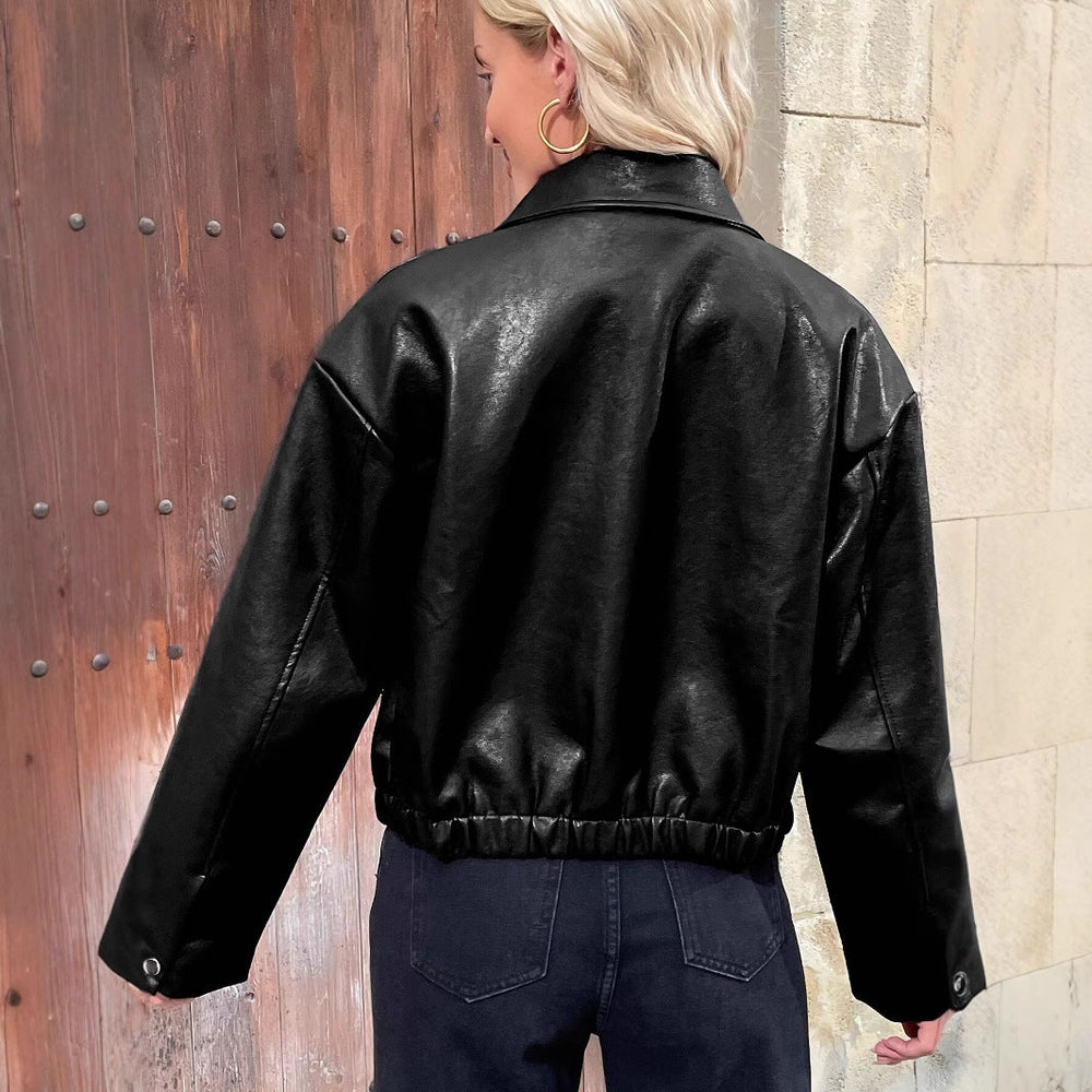 Elegante rote Damenjacke, klassischer Schnitt, perfekt als stilvolle Übergangsjacke für moderne Outfits.