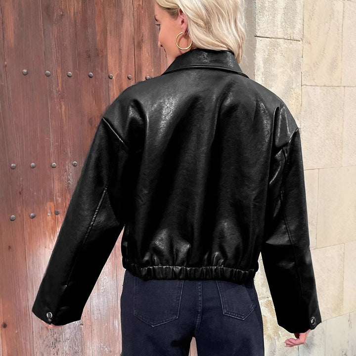 Elegante rote Damenjacke, klassischer Schnitt, perfekt als stilvolle Übergangsjacke für moderne Outfits.