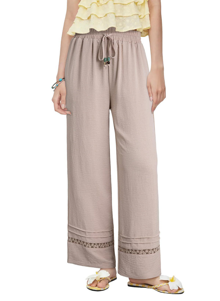 Elegante Damenmode: Weite Sommerhose mit hohem Bund, Bindekordel und zartem Spitzensaum für warme Tage.