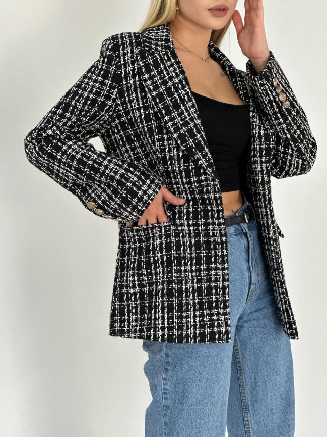Rückenansicht des figurbetonten Damen Blazers in Schwarz, betont die Silhouette. Eleganter Bürostil.