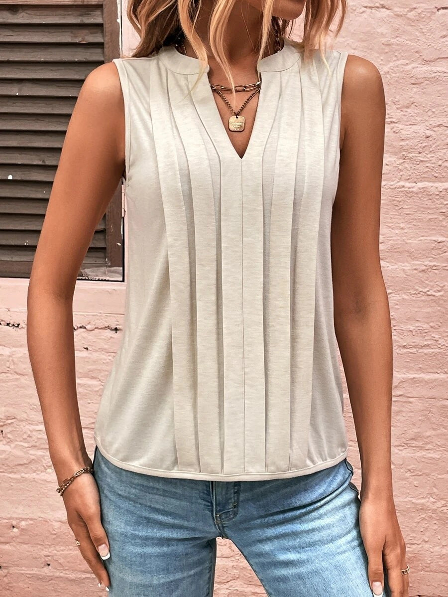Vielseitige Damen Bluse, ärmellos, mit schmeichelndem V-Ausschnitt & Bügelfalten. Geeignet für Business & Alltag.