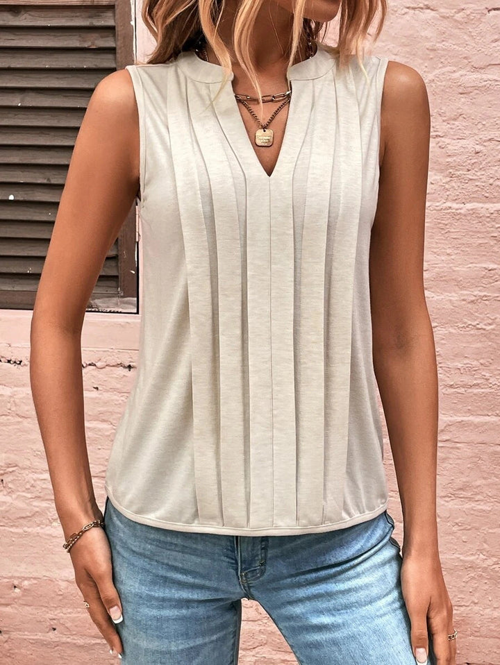 Vielseitige Damen Bluse, ärmellos, mit schmeichelndem V-Ausschnitt & Bügelfalten. Geeignet für Business & Alltag.