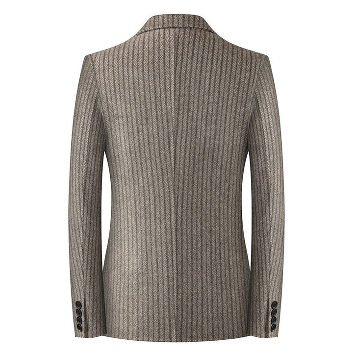 Mann trägt eleganten gestreiften Herrenblazer. Vielseitiges Jackett für stilvolle Business- oder Freizeit-Looks.