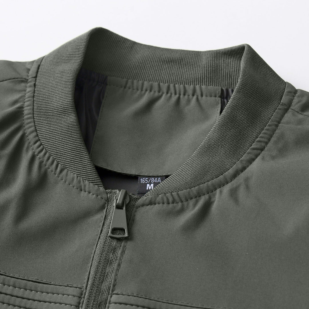 Detaillierter Reißverschluss einer schwarzen Herren Bomberjacke, praktische und moderne Freizeitjacke.