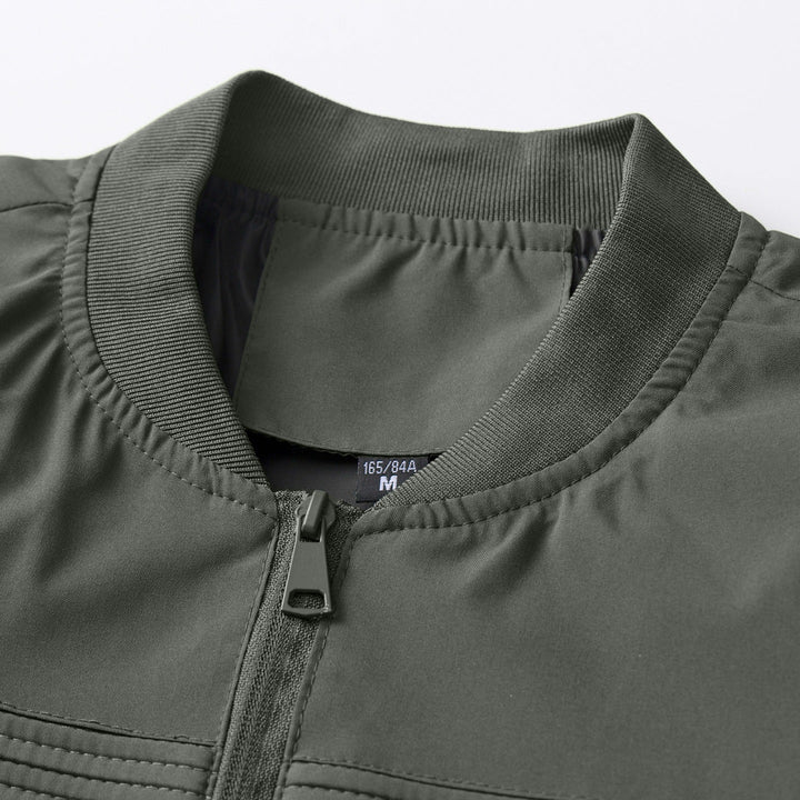 Detaillierter Reißverschluss einer schwarzen Herren Bomberjacke, praktische und moderne Freizeitjacke.