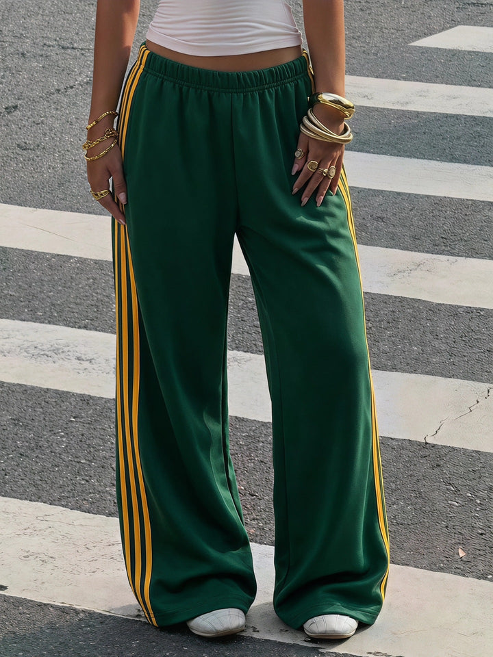 Vielseitige weite Damen Trainingshose mit Seitenstreifen, perfekt kombinierbar für einen sportlichen Look.