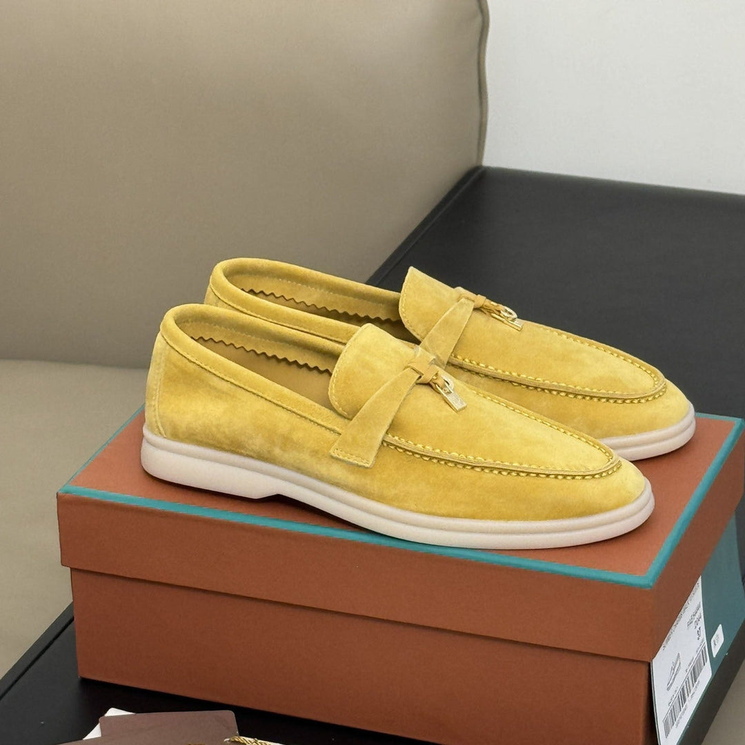 Zeitlose rote Damen Mokassins. Bequeme und elegante Slipper, die jedes Outfit stilvoll aufwerten.