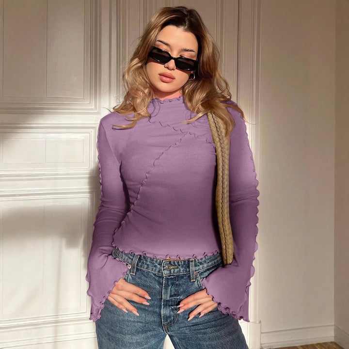 Eng anliegendes Damen Langarmshirt, gerippt, mit Rüschen und Stehkragen für den Freizeit-Look.