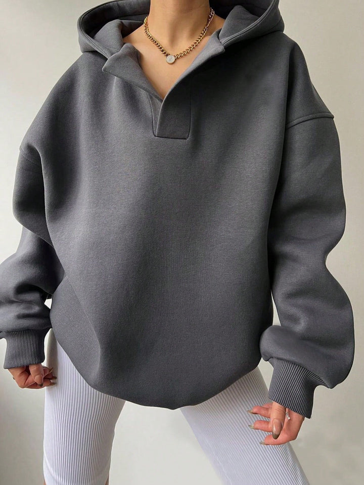 Moderner Damen Oversize Kapuzenpullover mit V-Ausschnitt. Bequem, lässig, perfekt für die kältere Jahreszeit.