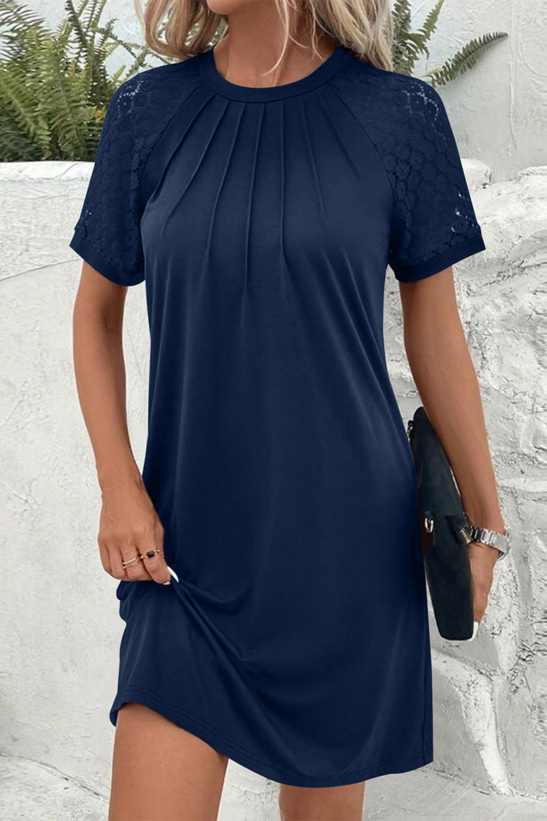 Modernes Faltenkleid für Damen, knielang, kurzärmelig, mit eleganter Spitze, schmeichelhafte A-Linie.