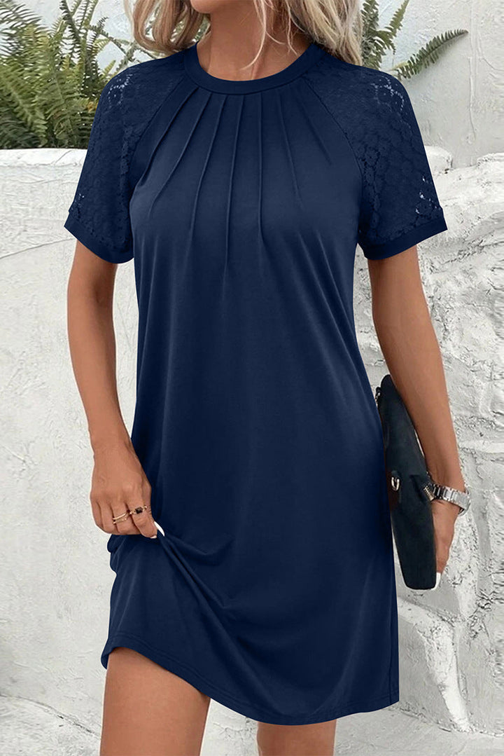 Modernes Faltenkleid für Damen, knielang, kurzärmelig, mit eleganter Spitze, schmeichelhafte A-Linie.