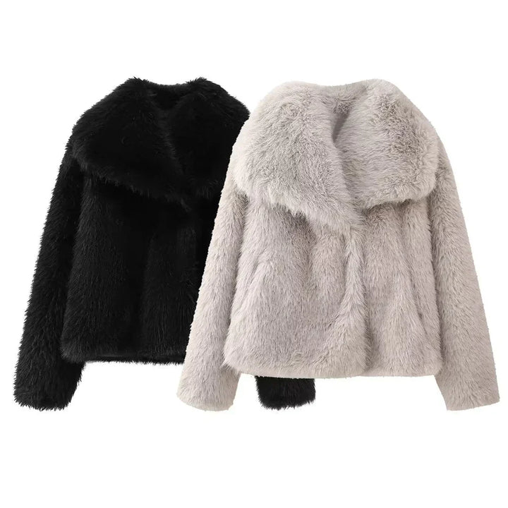 Funktionale, gefütterte Damen Winterjacke mit Kapuze, hält warm bei Outdoor-Aktivitäten.