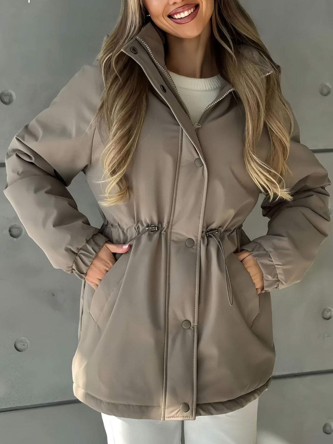 Elegante Damen Jacke mit Wetterschutz, passt ideal zu Sport- und Freizeitoutfits, verstellbarer Bund.