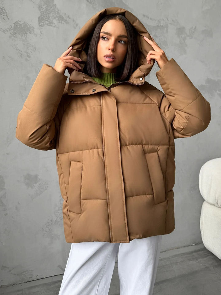 Lässige Oversized Damen Winterjacke, lang geschnitten, für modernen Look im Winter.